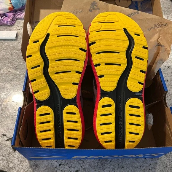 Brooks Women’s Running Shoes Ghost Max 2 Mickey Mouse NIB - Picture 5 of 7